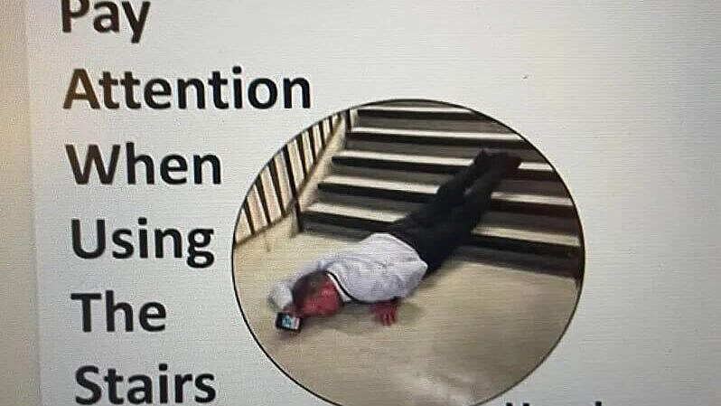 Британским студентам объяснили, как правильно пользоваться лестницами