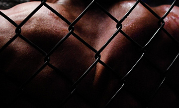 Боец UFC потерял сознание во время церемонии взвешивания