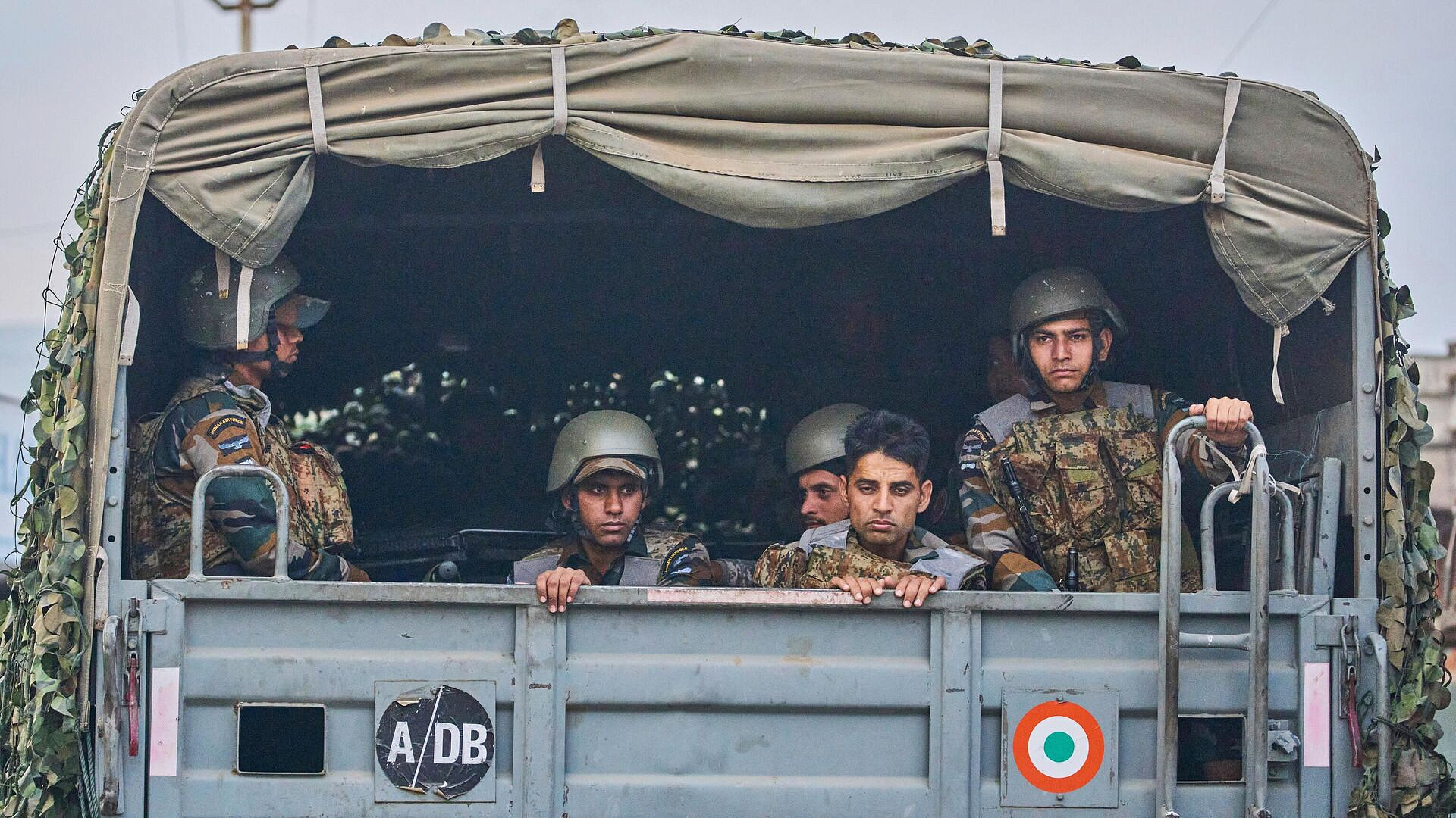 NDTV сообщил о беспилотниках в аэропорту индийского Сринагара и взрывах