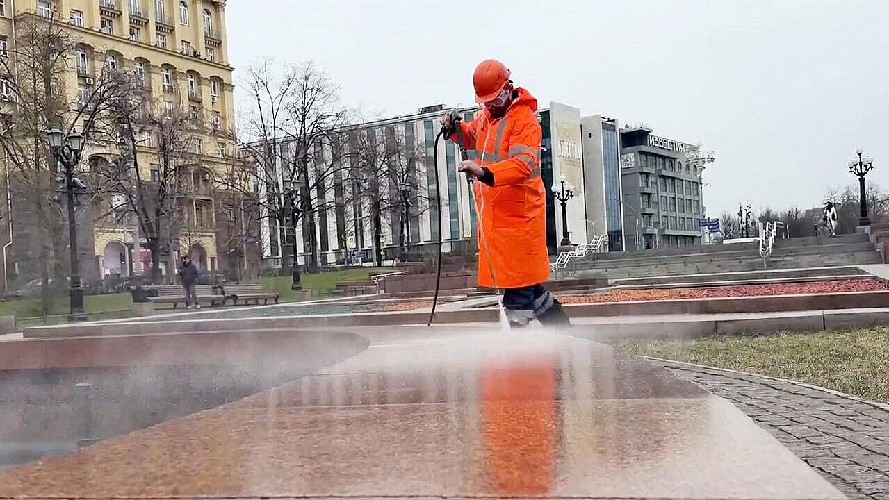 В Москве начали промывать фонтаны на Пушкинской площади