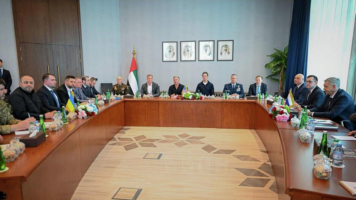 Делегации России и Украины сидят друг напротив друга на встрече в ОАЭ