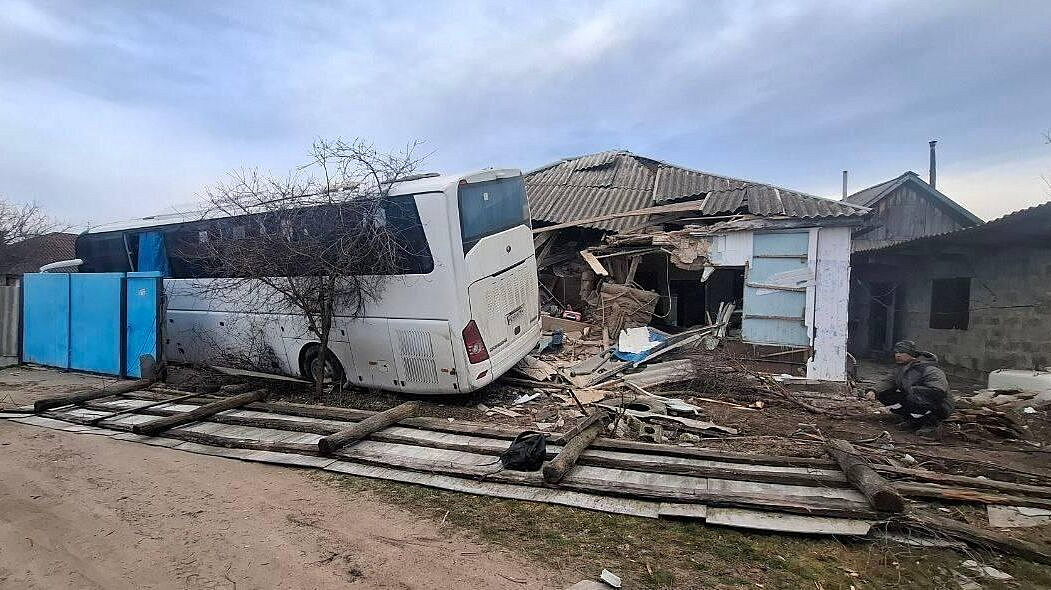 В ЛНР автобус врезался в жилой дом, пострадали четыре человека