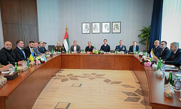 Делегации России и Украины сидят друг напротив друга на встрече в ОАЭ