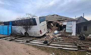 В ЛНР автобус врезался в жилой дом, пострадали четыре человека