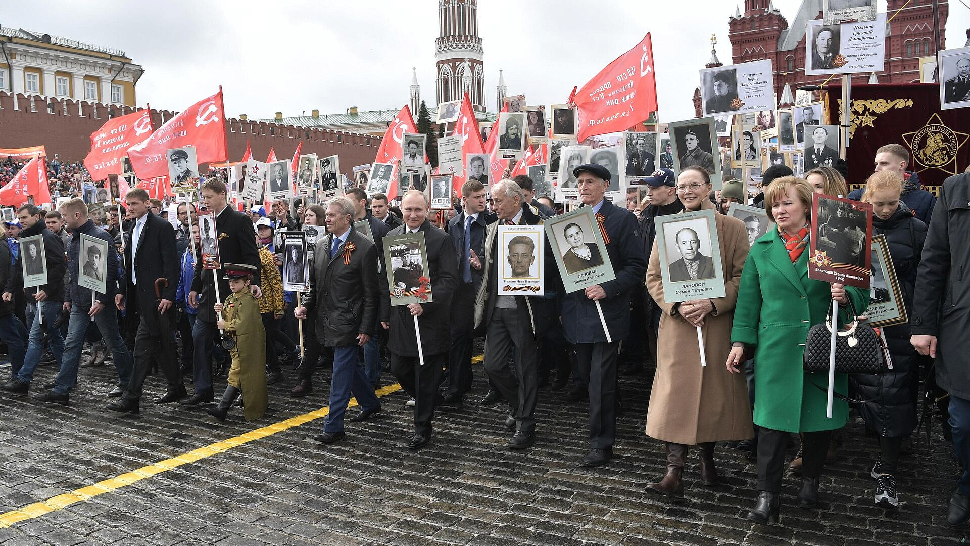 Кремль сообщит, примет ли Путин участие в "Бессмертном полку"