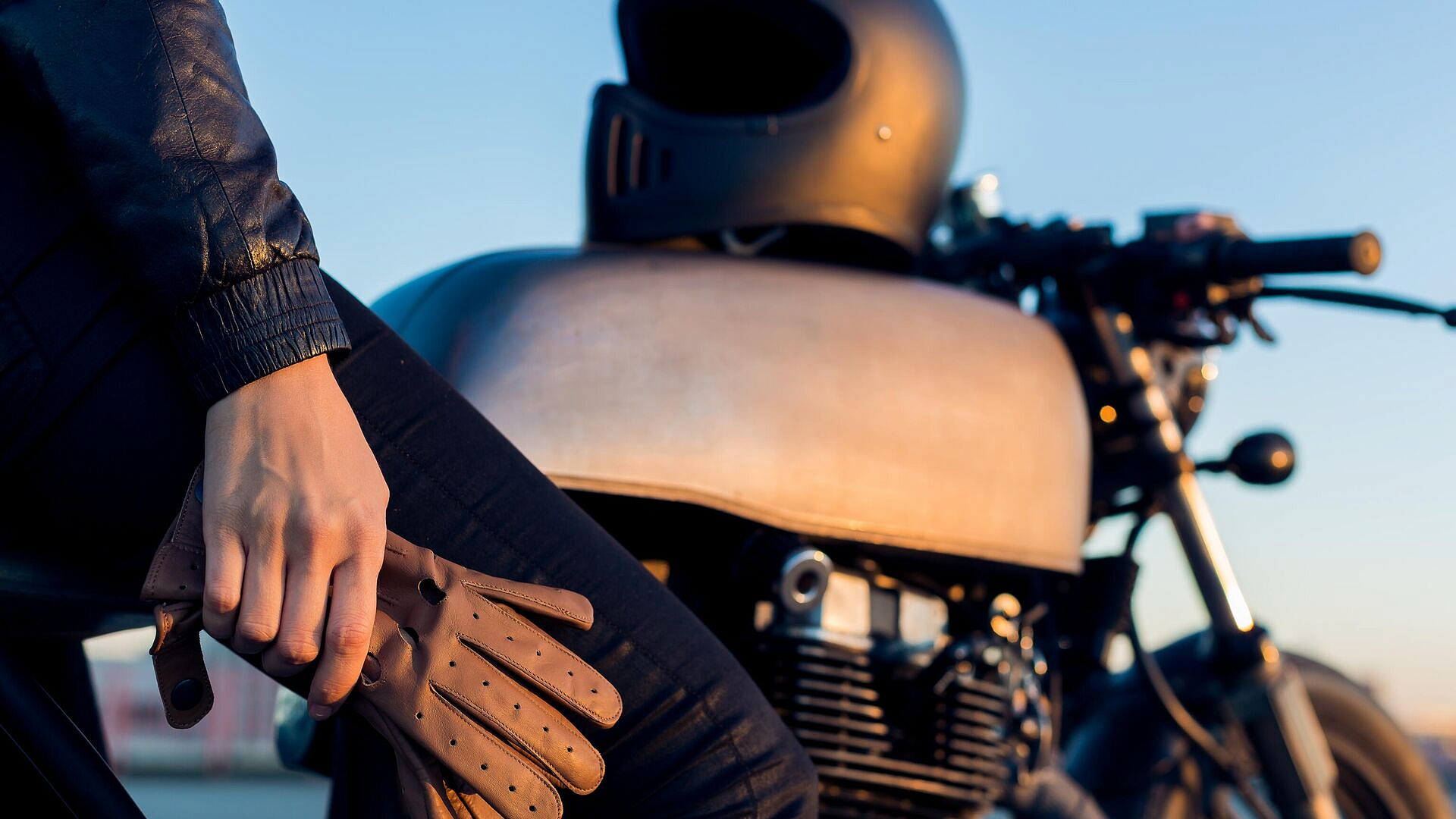 Мотоциклистам рано выезжать на непрогретый асфальт, рассказал эксперт