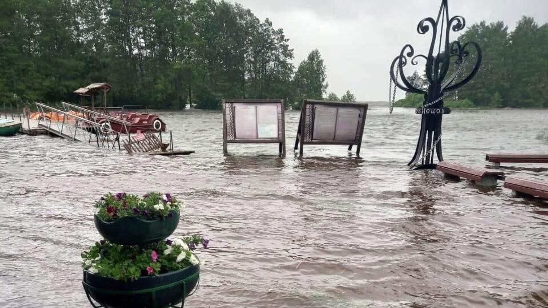 Парк "Дубки" под Петербургом закрыли из-за наводнения
