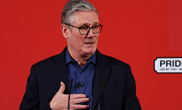 Стармер осудил совладельца "МЮ" за слова о колонизации Британии