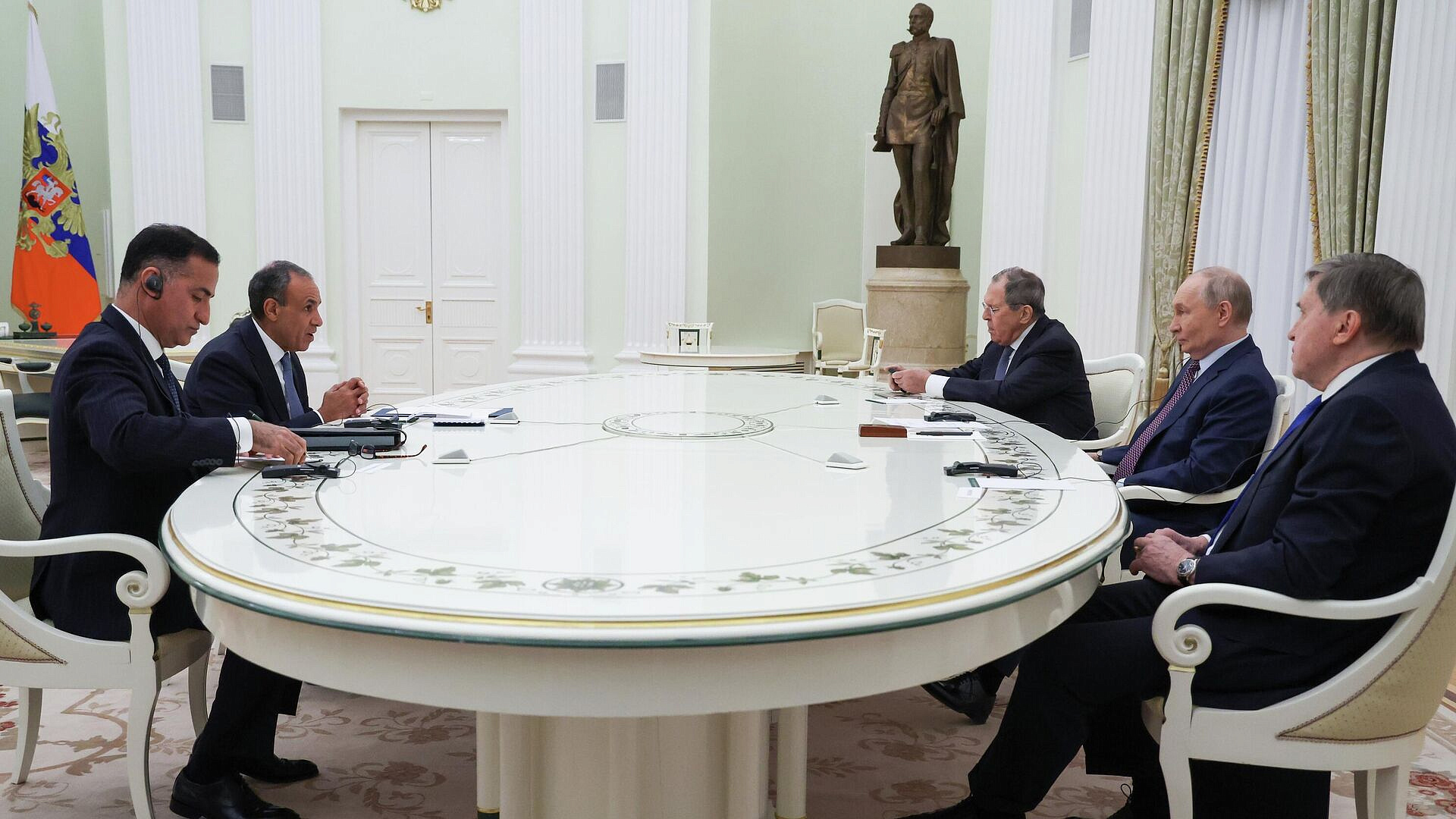 Лавров обменялся шутками с переводчиком на переговорах с главой МИД Египта