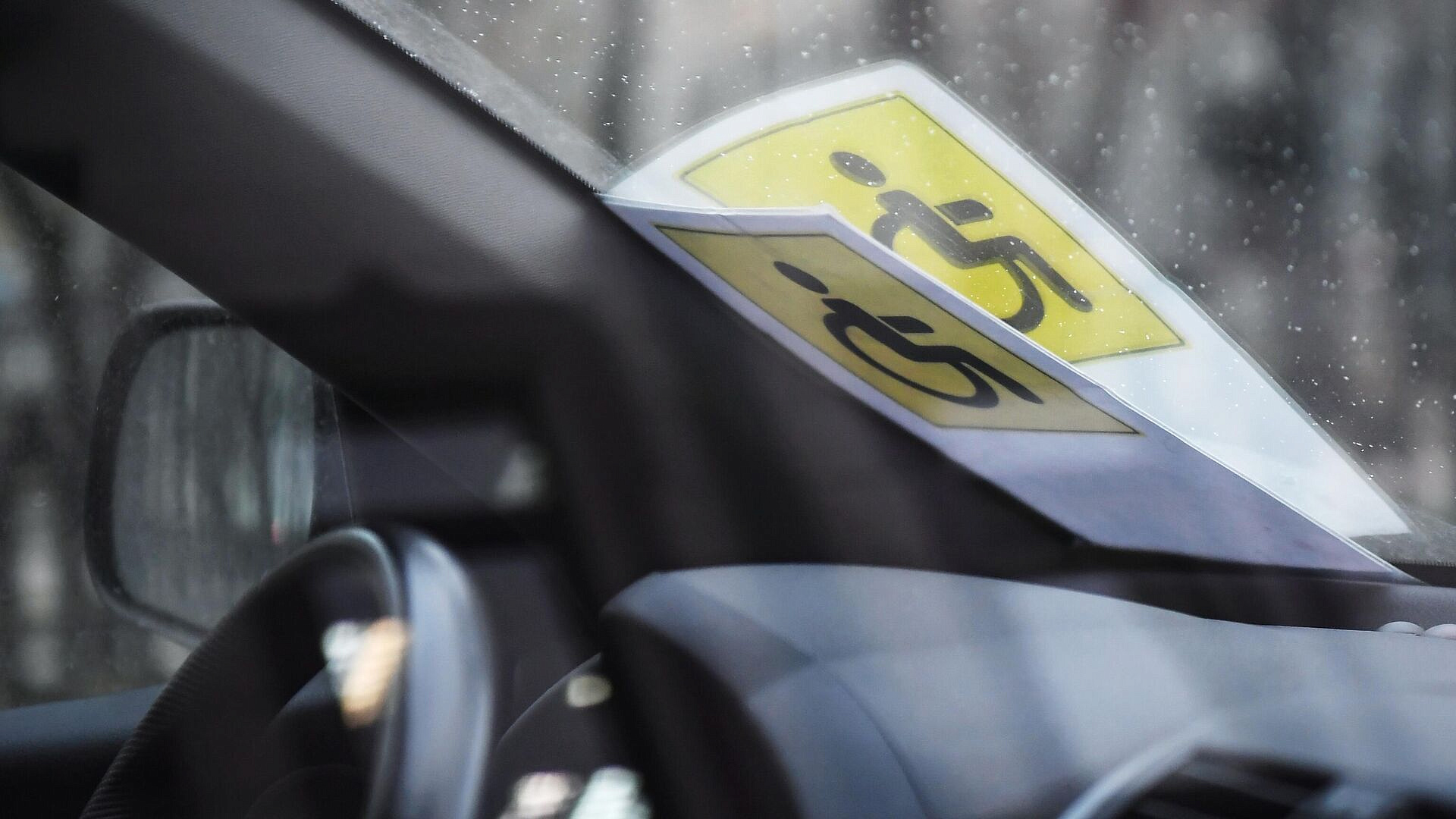 В Госдуме предложили проверять машины на парковке для инвалидов по реестру