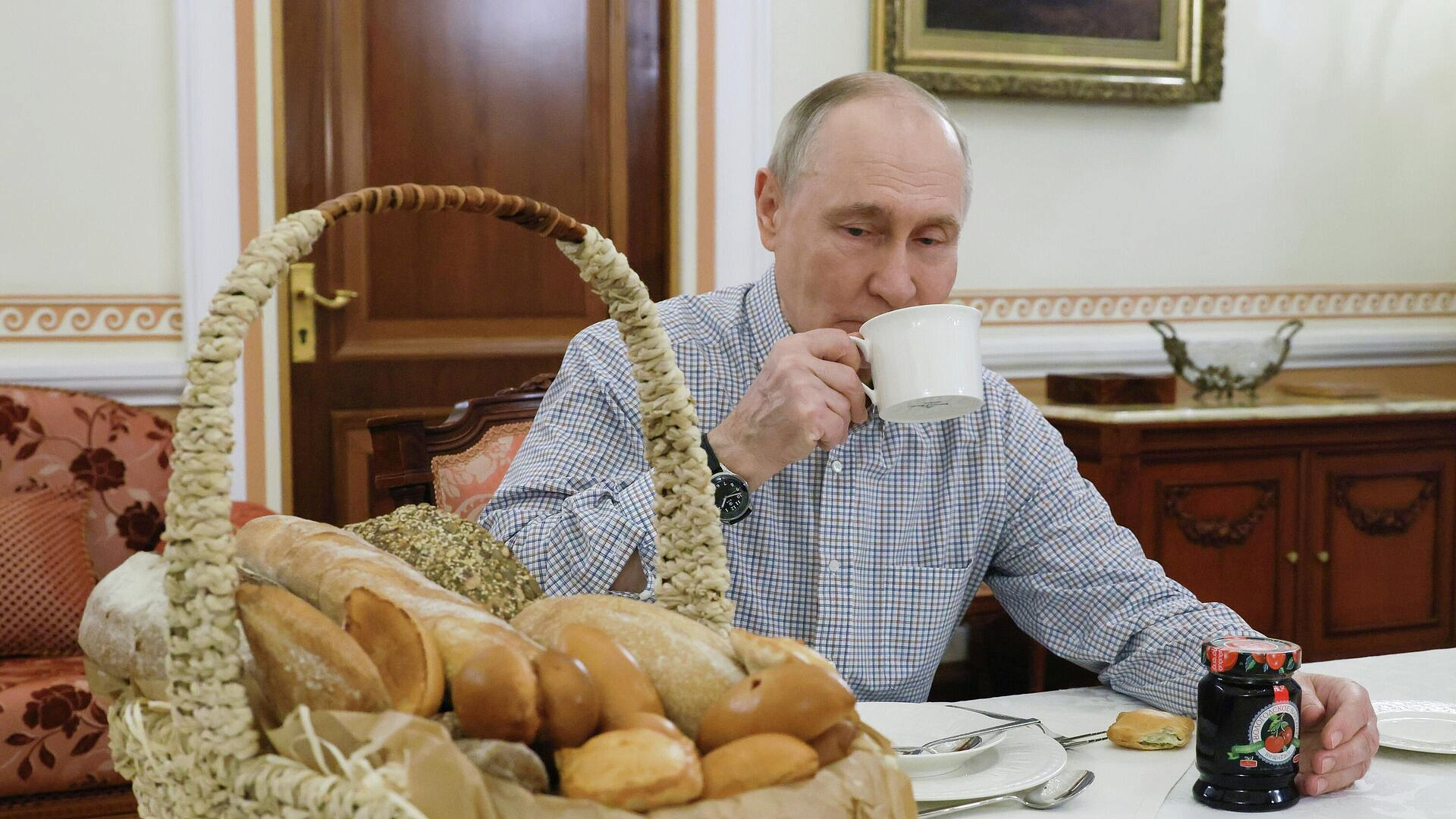 Путин попробовал пирожки с "Вологодским" вареньем