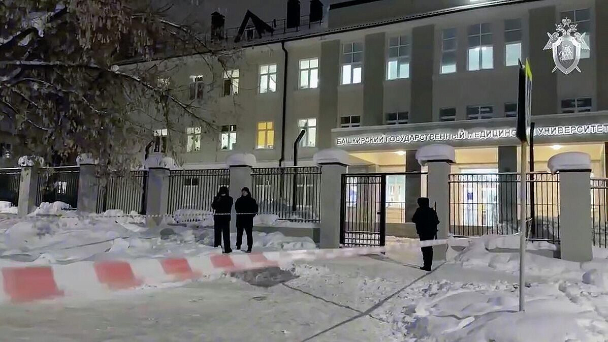 Трое пострадавших при нападении на общежитие в Уфе остаются в больницах