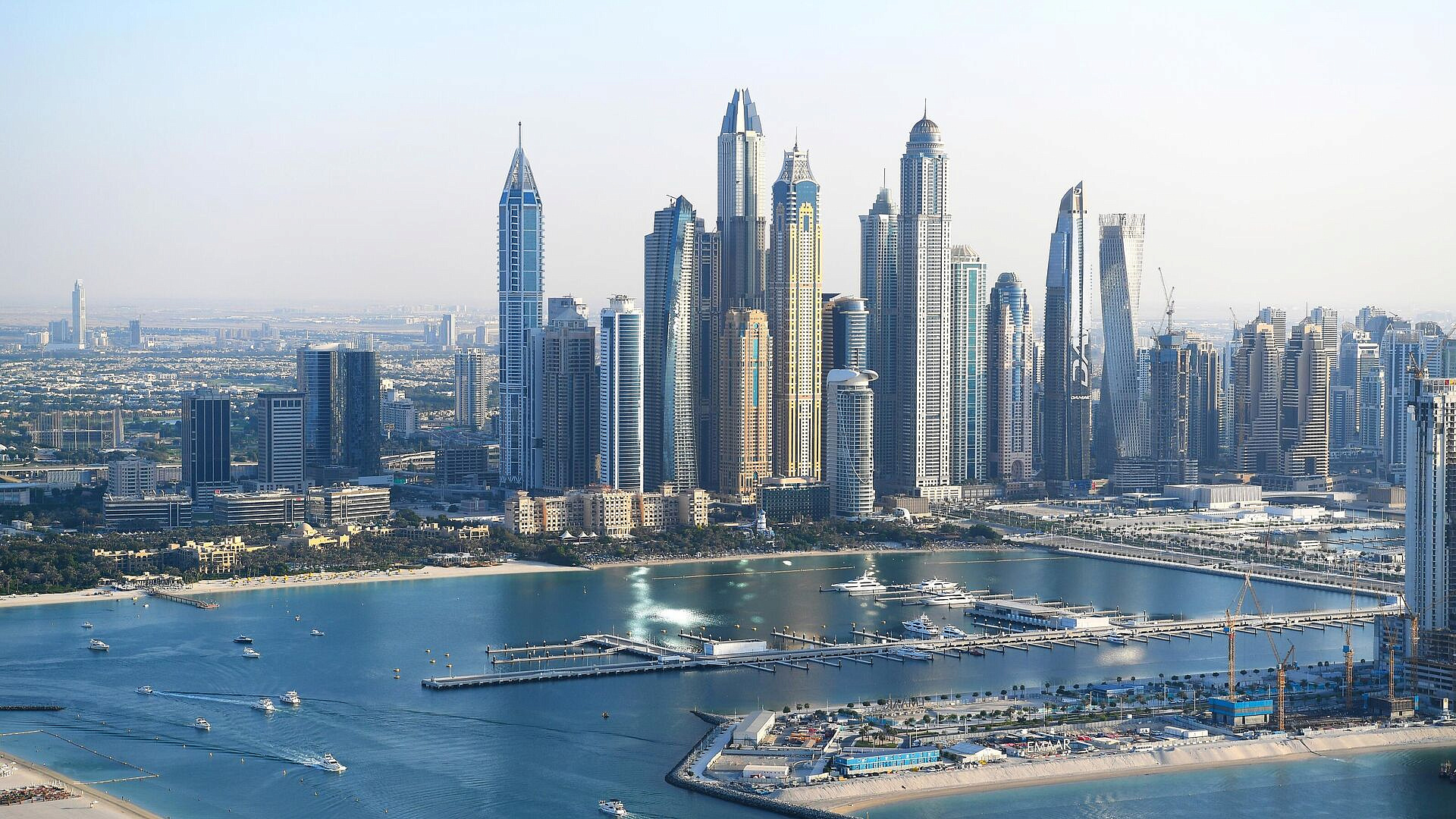 Генконсульство России отслеживает ситуацию с оставшимися в ОАЭ туристами