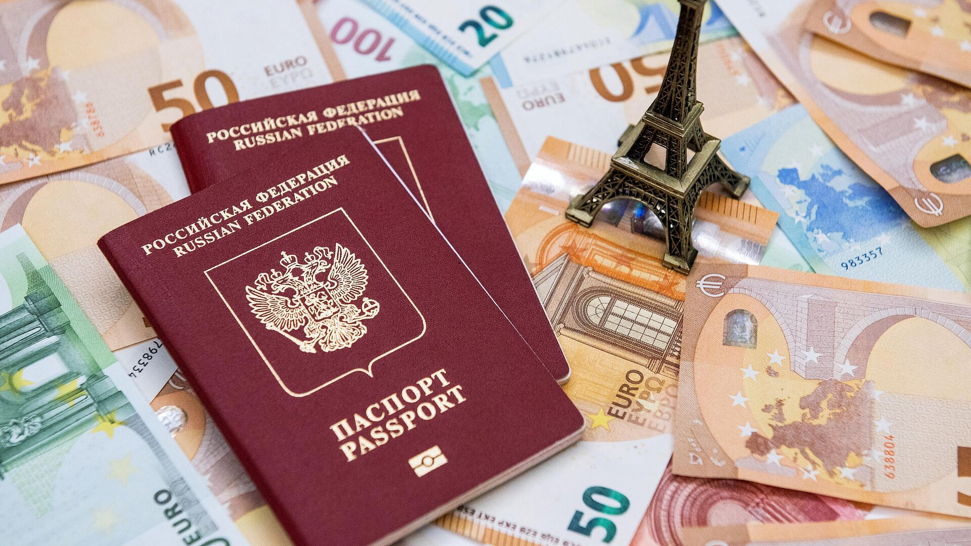 В МВД рассказали, можно ли иметь два загранпаспорта