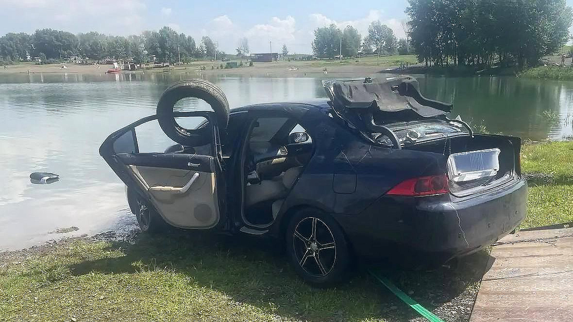 В Красноярском крае автомобиль со спящей девушкой скатился в воду