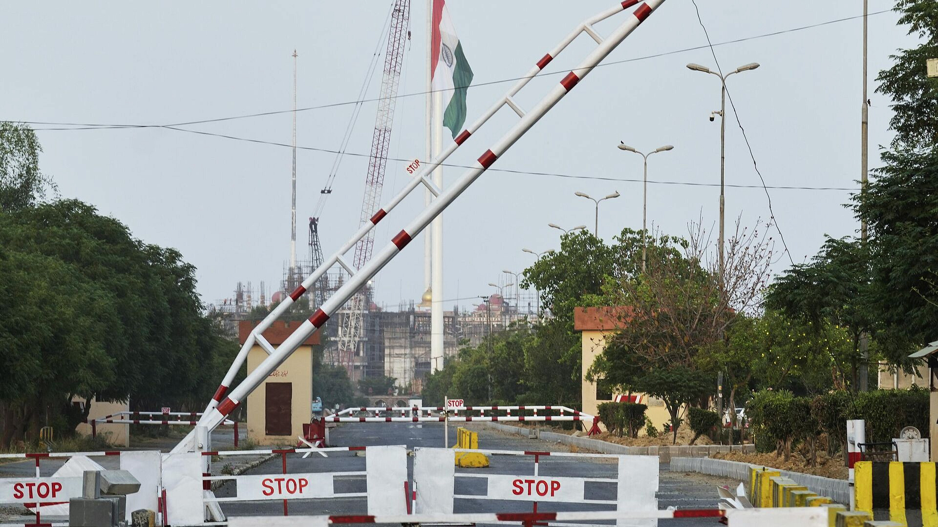 Граждане Индии, живущие на границе с Пакистаном, начали расчистку бункеров