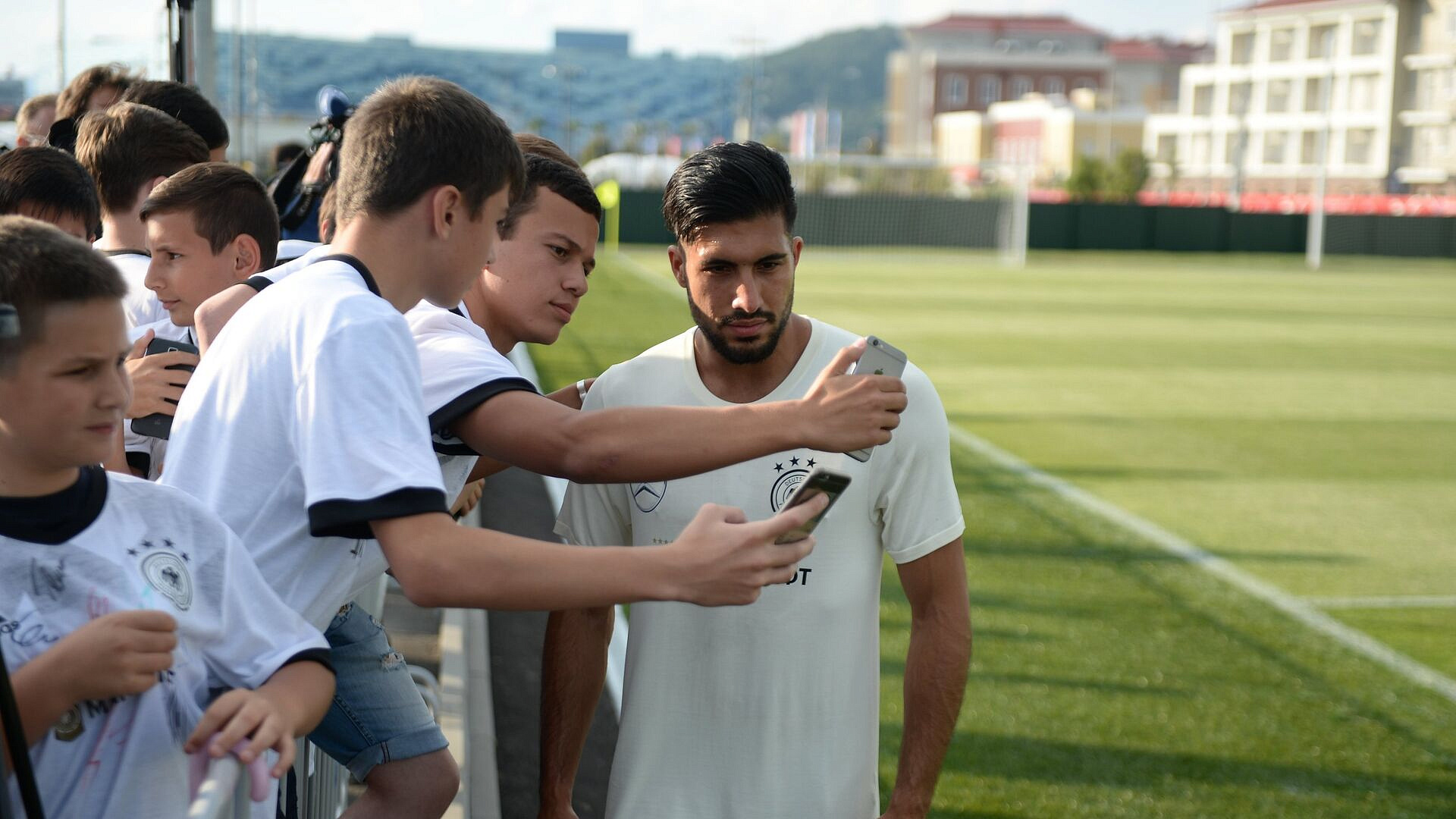Дортмундская "Боруссия" продлила контракт с капитаном Джаном на год