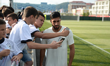 Дортмундская "Боруссия" продлила контракт с капитаном Джаном на год