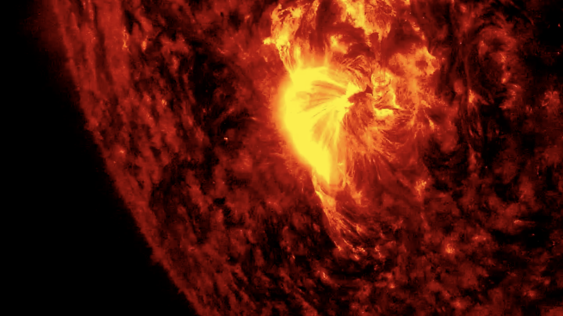 Облако плазмы, выброшенное Солнцем, может задеть Землю в ночь на среду
