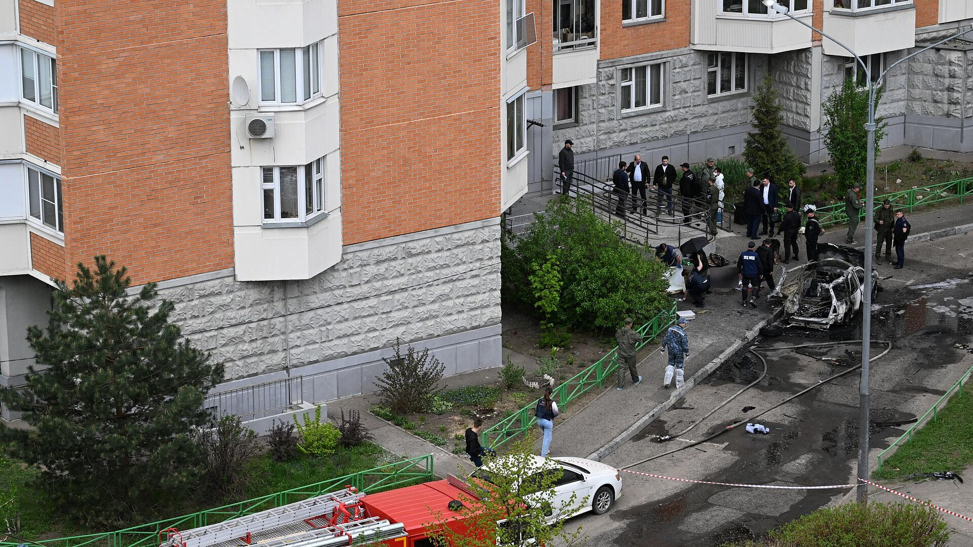 Люди приносят цветы к месту гибели генерала Москалика