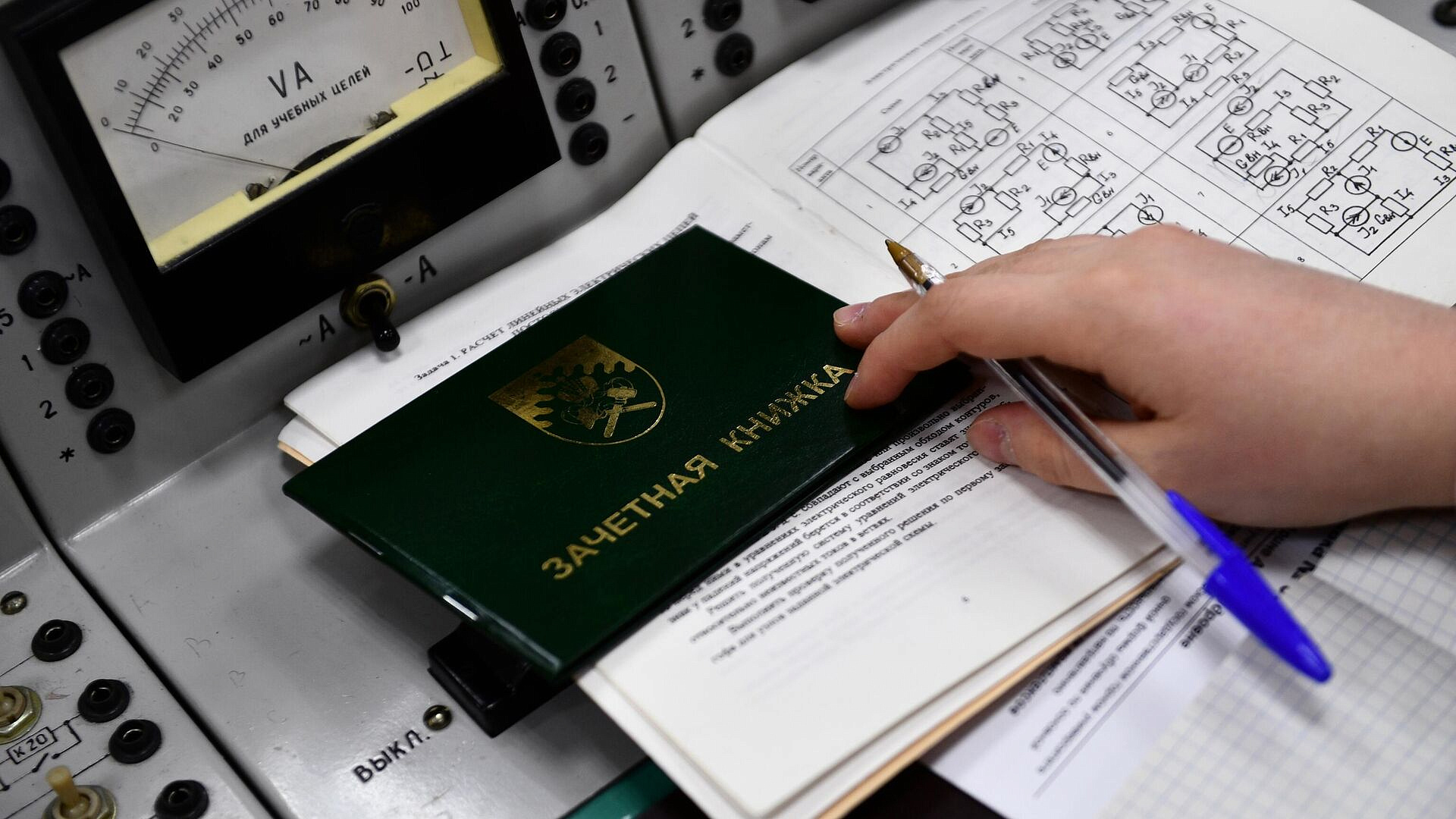 Мишустин рассказал о реакции студентов на перевод зачеток в электронный вид