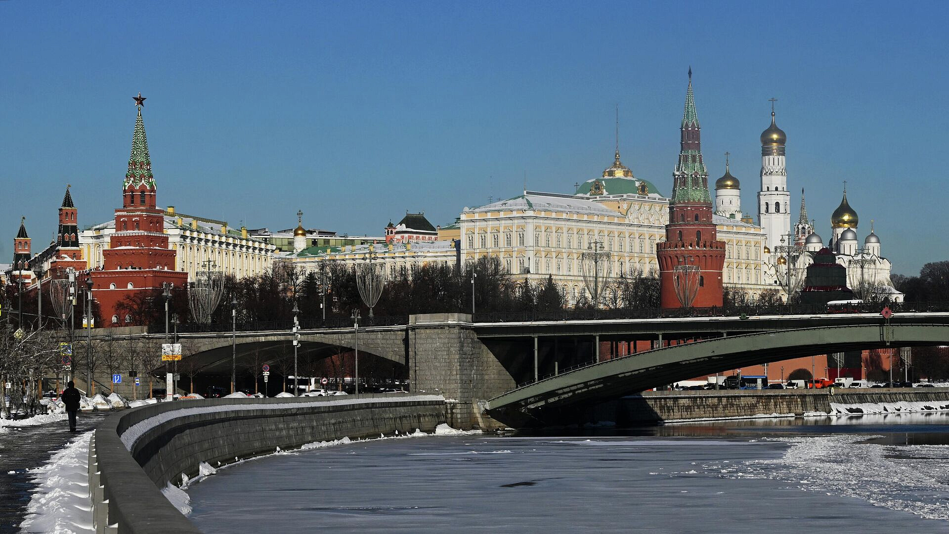 Воздух в Москве во вторник прогрелся до плюс девяти градусов, сообщил Леус