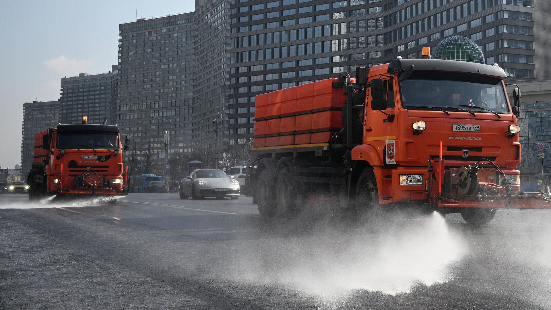 В Москве началась первая в этом году промывка дорог со специальным шампунем