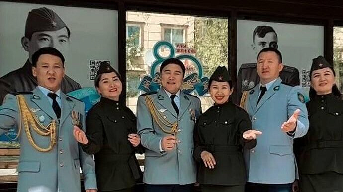 В Казахстане полицейские в преддверии 9 мая спели военные песни в автобусах