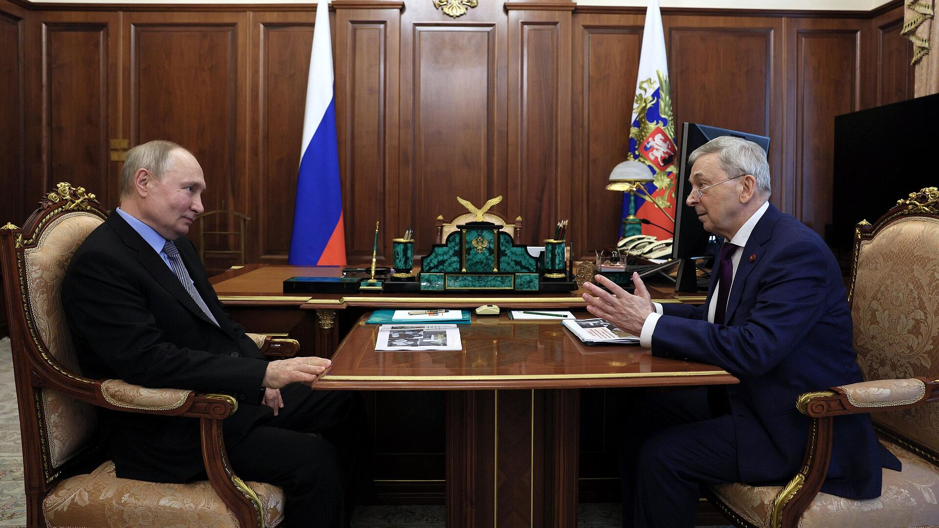 Путин поздравил академика Дедова с 85-летием