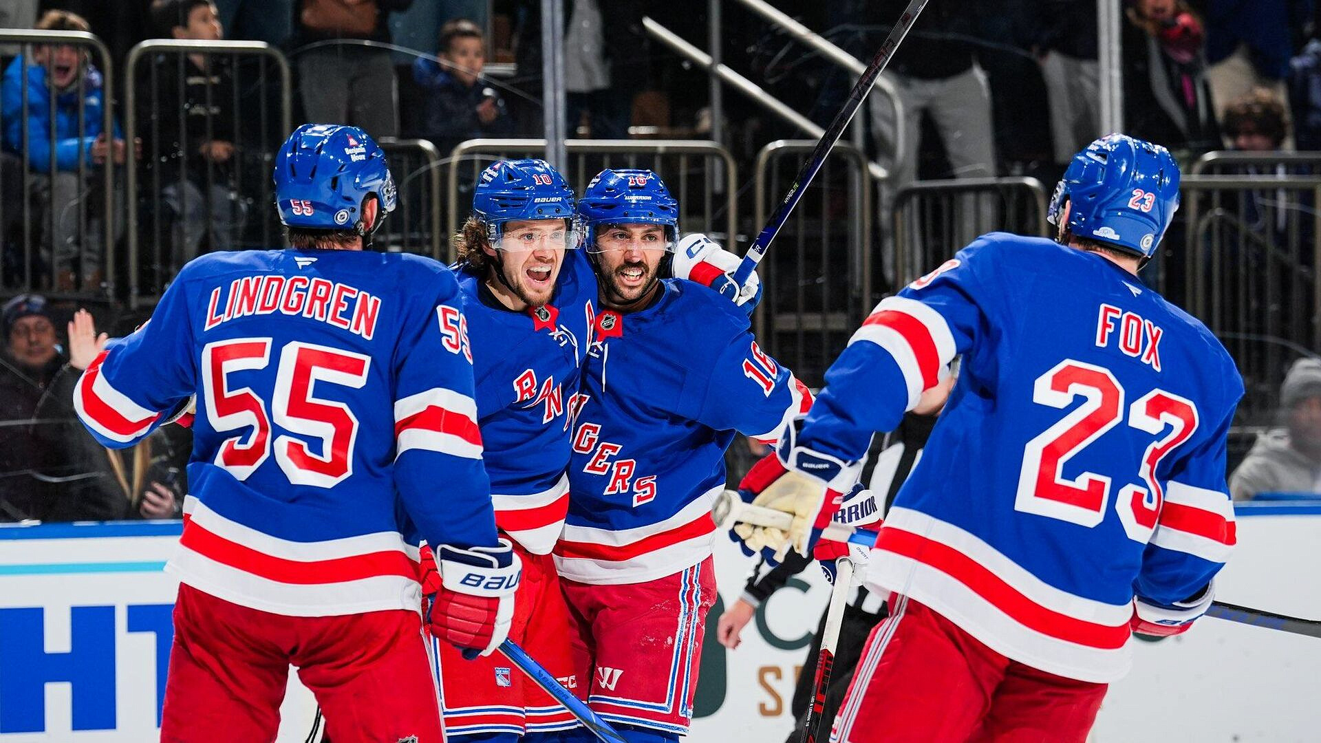 Хет-трик Перро помог "Рейнджерс" обыграть "Детройт" в матче НХЛ