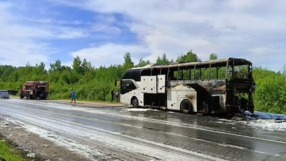 В Костромской области сгорел автобус, перевозивший детей в санаторий