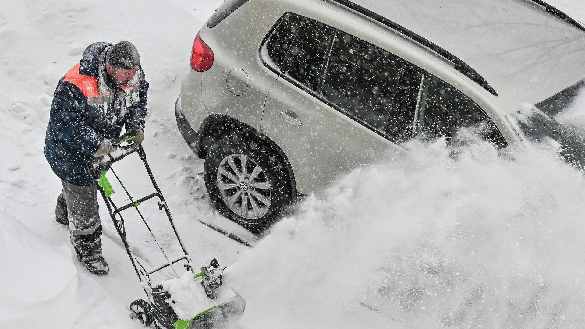 В Wildberries рассказали, что москвичи покупают в снегопад вместо лопат