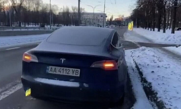 В Киеве сотрудники военкомата насильно выволокли из машины водителя Tesla