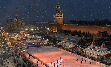 На ГУМ-Катке в Москве прошел благотворительный хоккейный матч