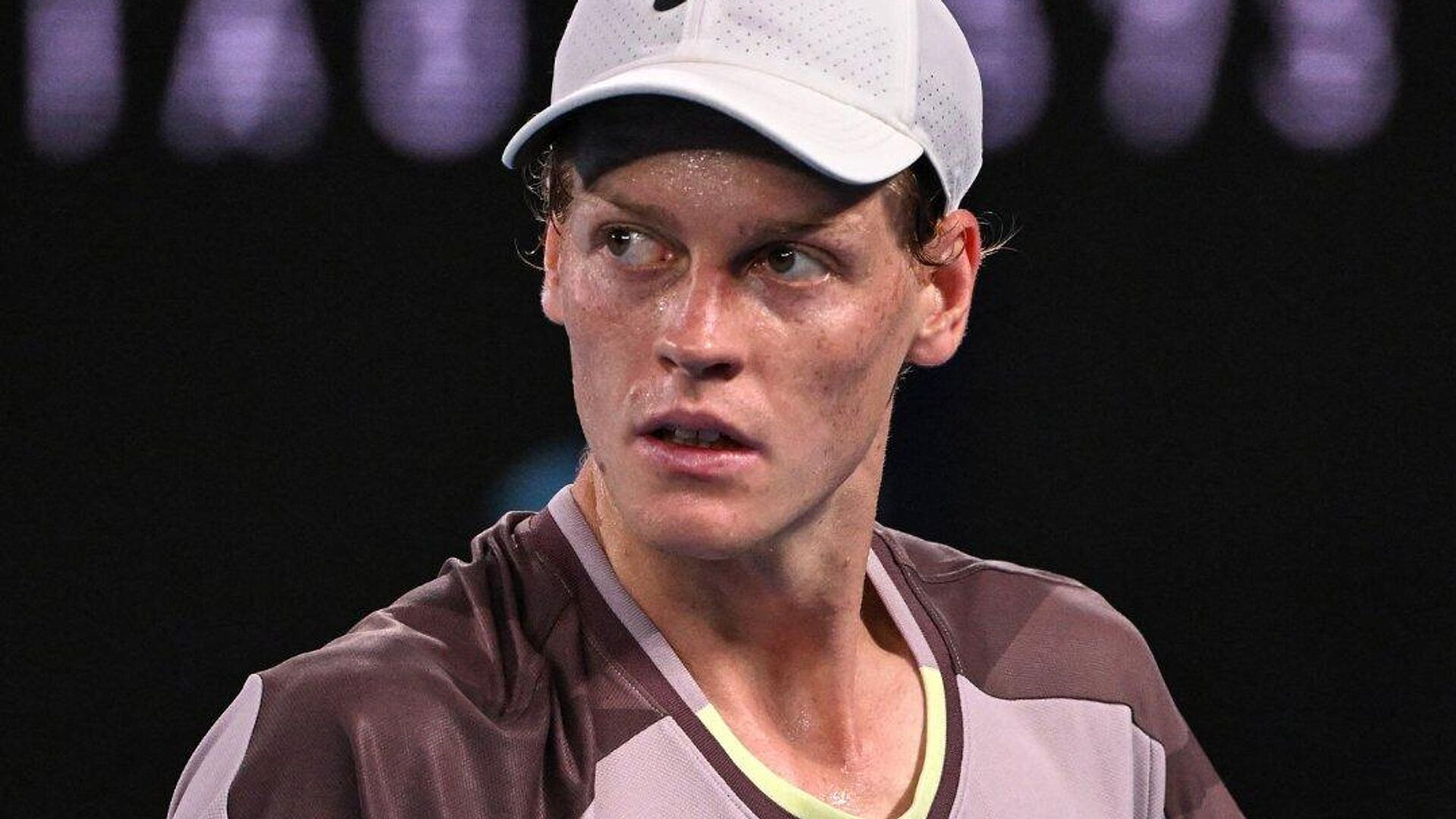 Синнер стал четвертьфиналистом турнира в Дохе