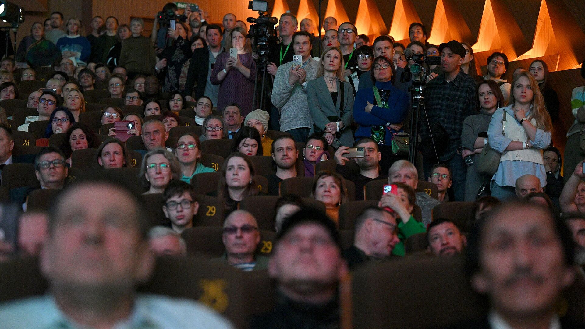 На фестивале "RT.Док: Время героев" показали фильм "СВОе женское дело" 