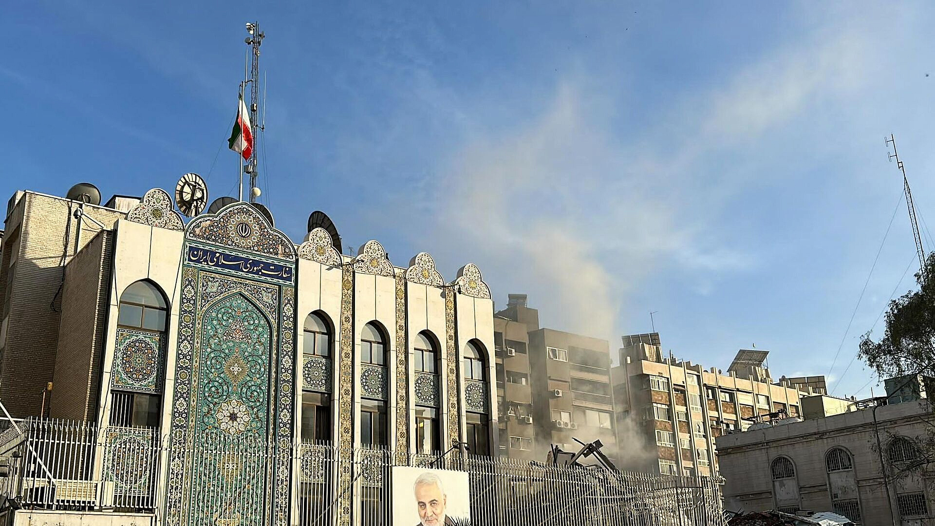 СМИ: несколько иранских дипломатов погибли при атаке по Дамаску