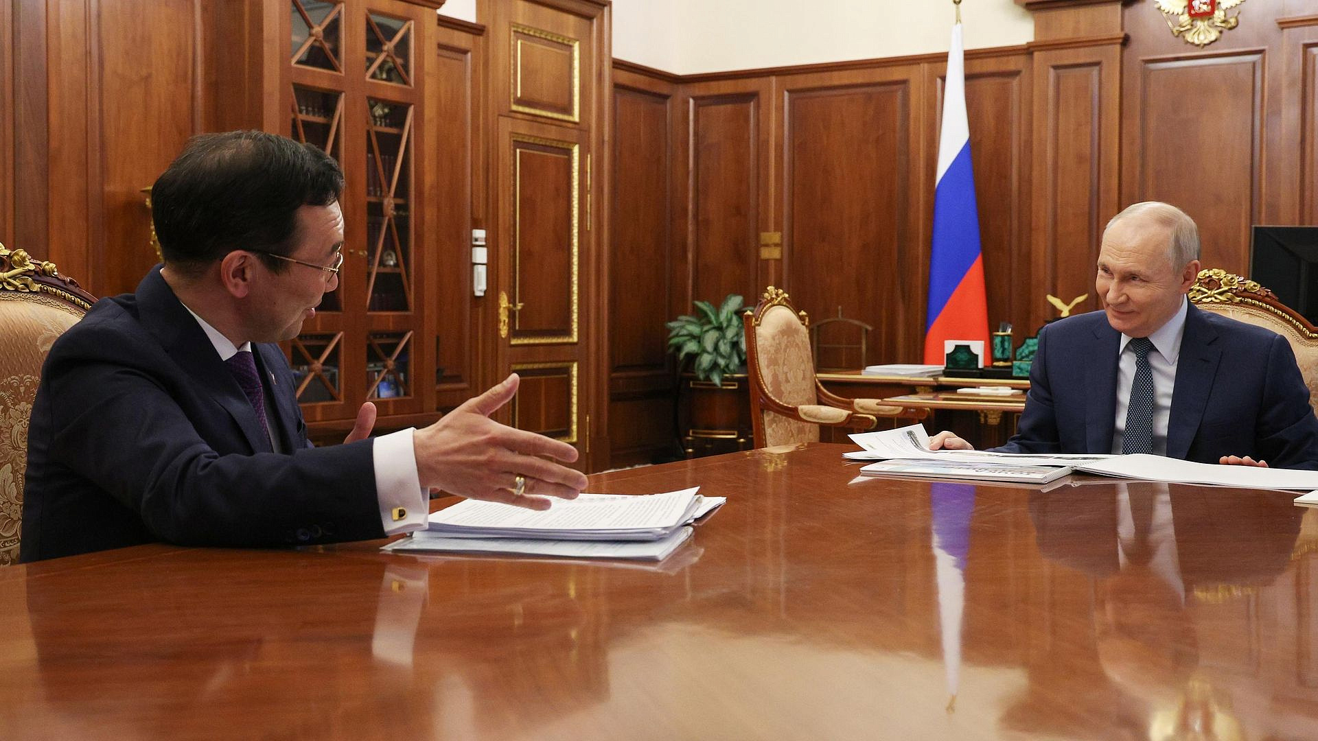 Глава Якутии подарил Путину нож от участников СВО из республики