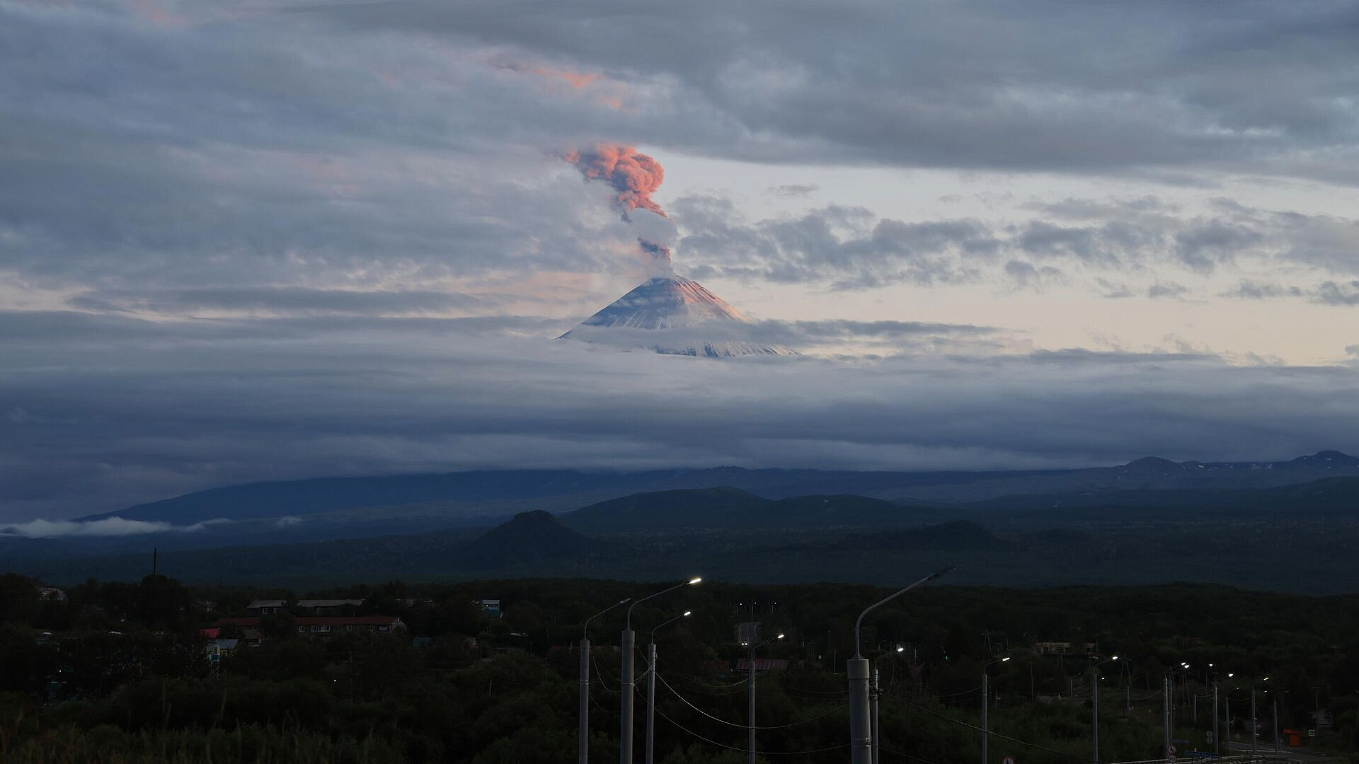 На Камчатке изменили авиамаршрутов из-за активности вулканов