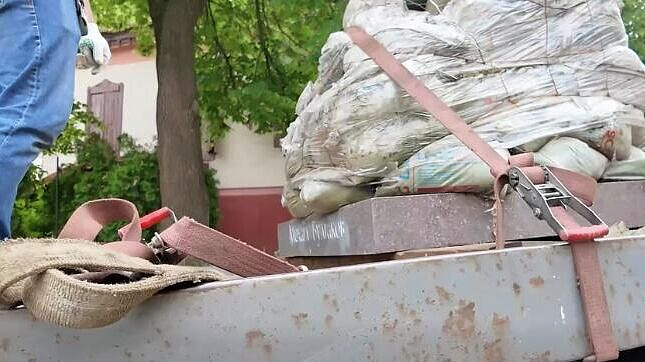 В Киеве снесли памятник Булгакову