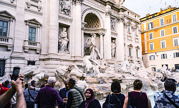 Итальянцы недовольны платным доступом к фонтану Треви в Риме