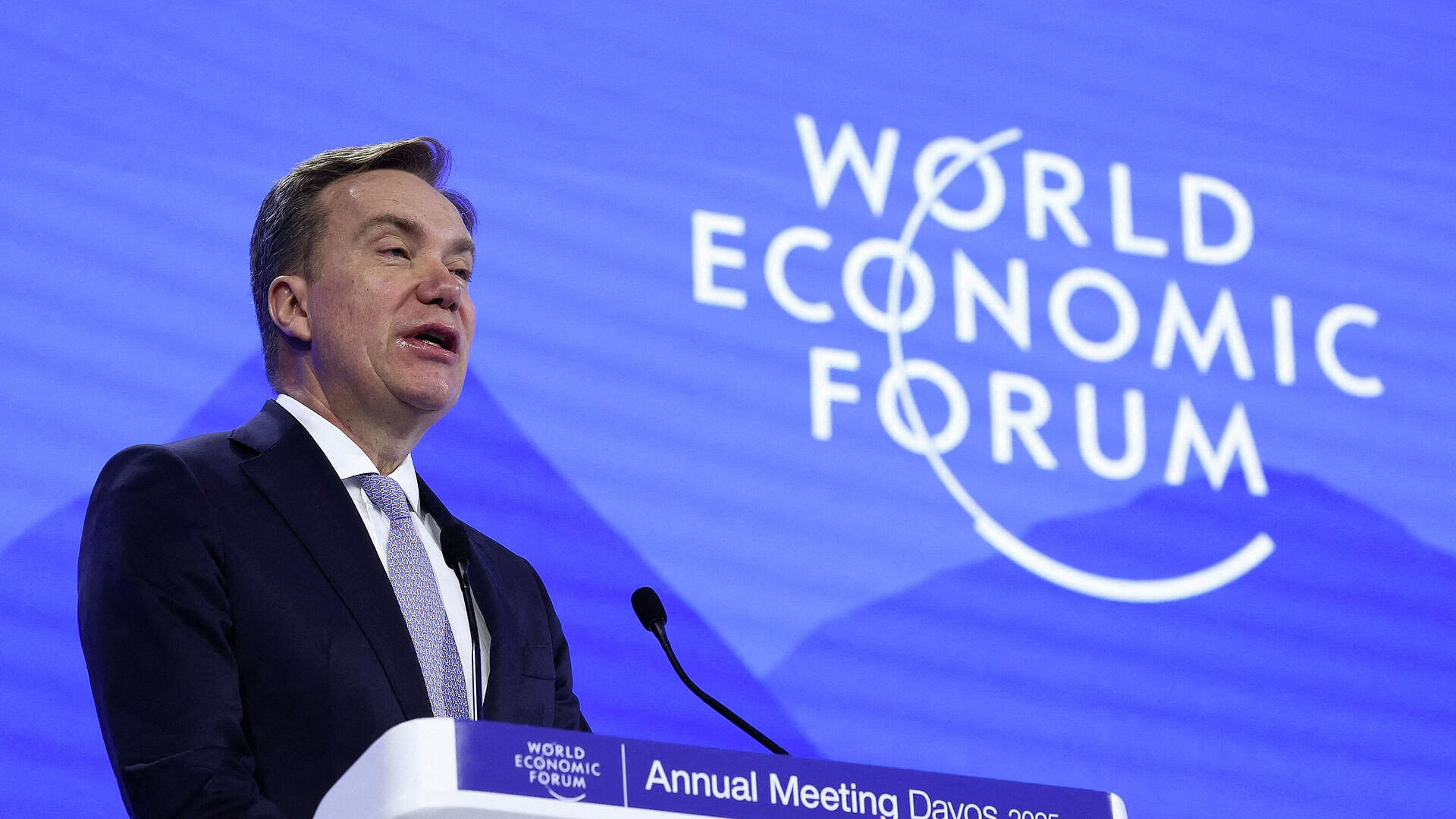 Президент ВЭФ в Давосе заявил об отставке после появления в файлах Эпштейна