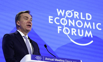 Президент ВЭФ в Давосе заявил об отставке после появления в файлах Эпштейна