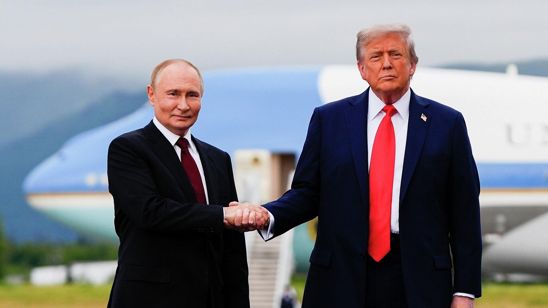 Путин поздравил Трампа с 80-летием