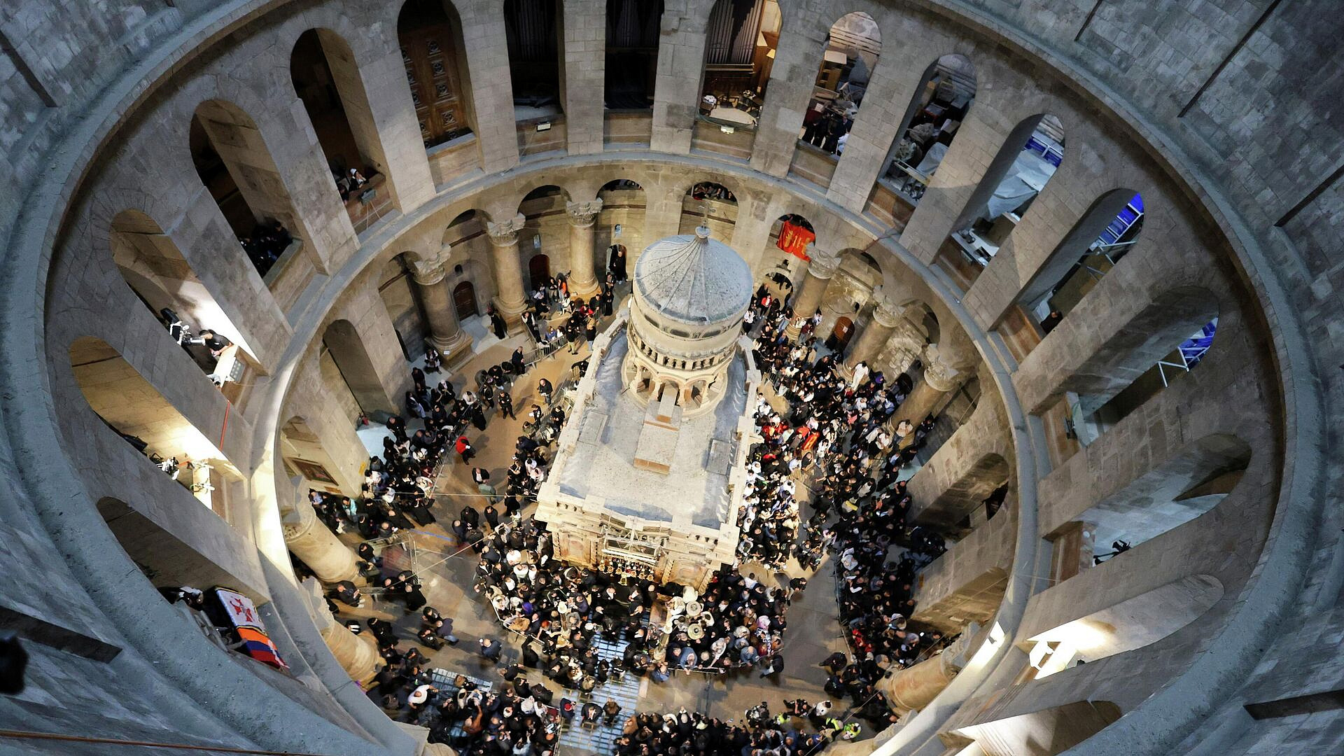 Благодатный огонь сошел в храме Гроба Господня в Иерусалиме