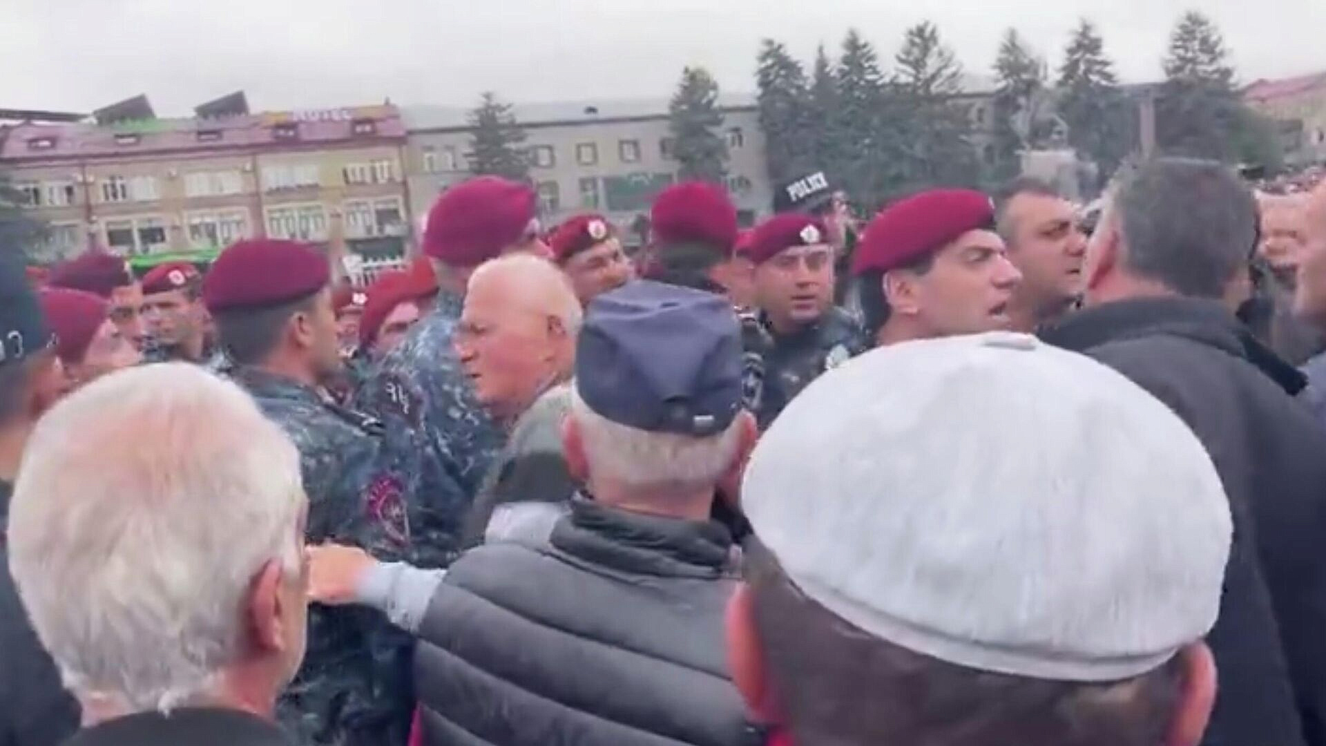 В Армении возбудили дела против участников акции в поддержку мэра Гюмри