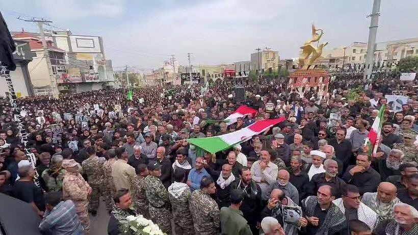 Тысячи человек вышли проститься с погибшими в Минабе школьницами