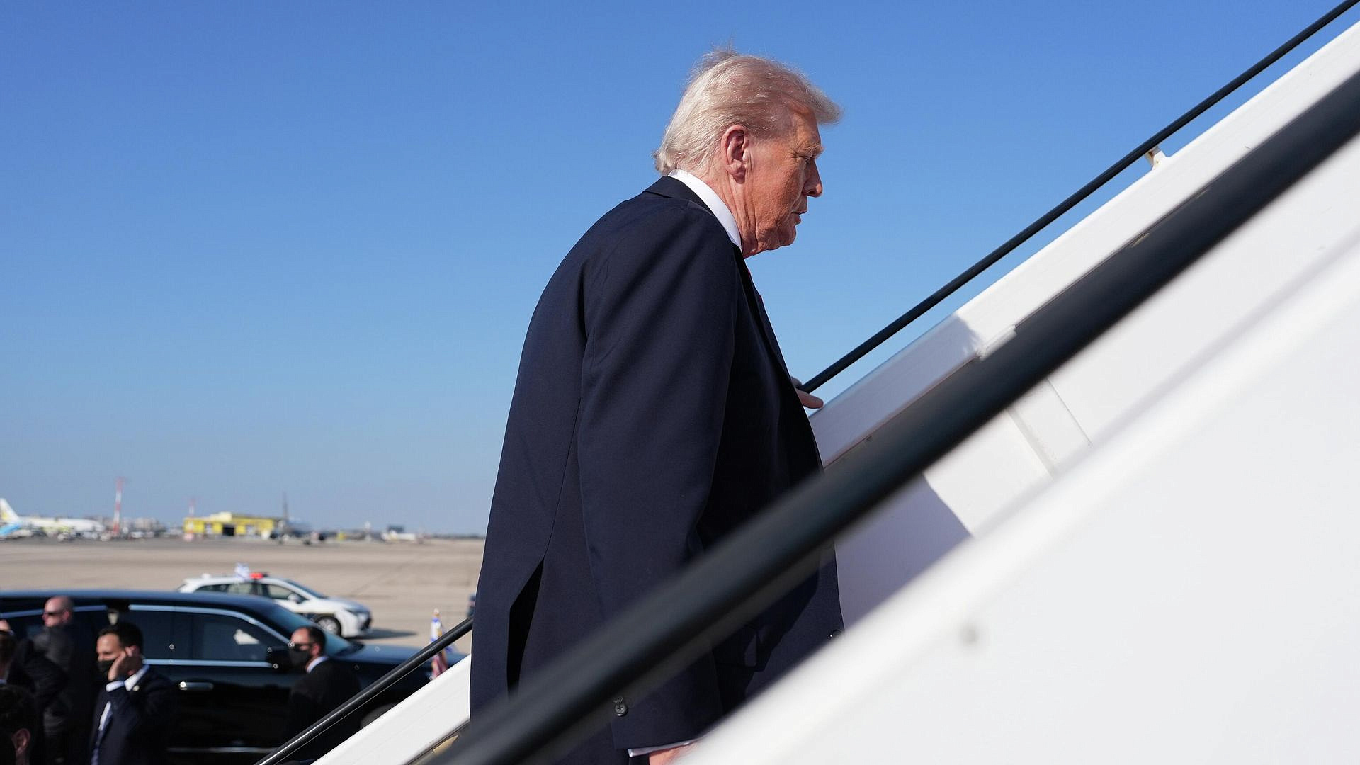 Трамп сменил самолет на саммите НАТО якобы из-за угроз, пишут СМИ
