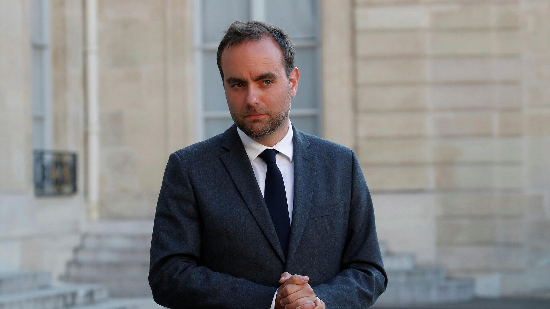 Левая партия Франции выдвинула вновь назначенному премьеру вотум недоверия