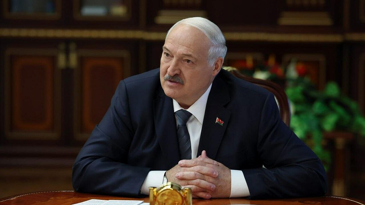 Лукашенко посетовал на прагматичный мир, где молодежь не хочет рожать детей